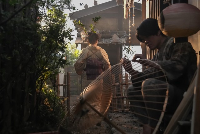 松野家の隣は傘張り職人の家　(C)NHK