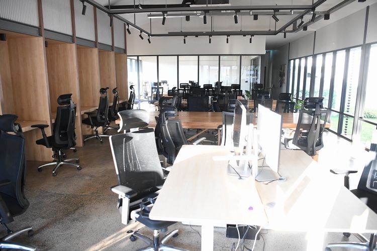 コリビング施設「Alt_PingRiver」のコワーキングスペース。早朝のため、まだ利用者がいなかった