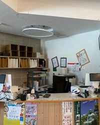 事務所も天井がはがれ、物が散乱しています。