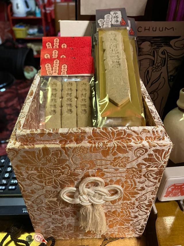 骨箱にディスプレイされている（画像提供：奇貨屋白昼夢）