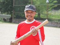 「第1回 全日本棍棒飛ばし選手権大会」個人戦・男子の部　優勝した磯田犬槐さん＝大宇陀健民グラウンド（奈良県宇陀市内）