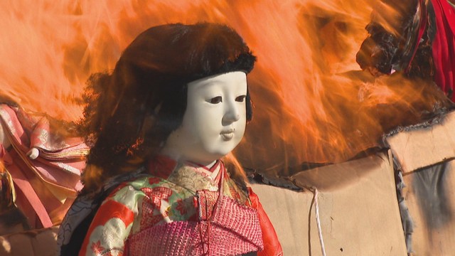 供養される人形