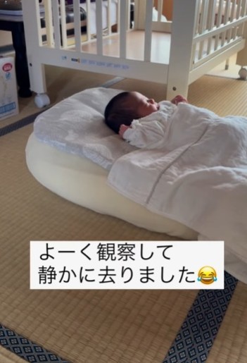 いちくんたちの目線の先にはスヤスヤ眠る赤ちゃんが！よく観察して去りました…（赤ちゃんのママさん提供、Instagramよりキャプチャ撮影）