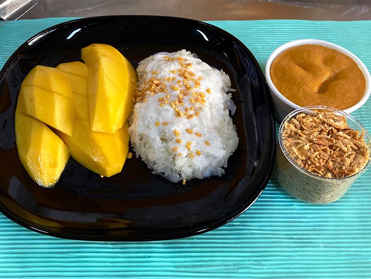 「パーレック・パーヤイ」のカオニャオ・マムアン。カスタード（右上）と揚げ魚のチップをトッピングできる＝４日、バンコク、翁長忠雄撮影