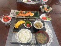旬の食材を使った和食も並ぶ実家の食卓／実家ご飯｜70代母の丁寧な暮らしさん（@tcehriaru）提供