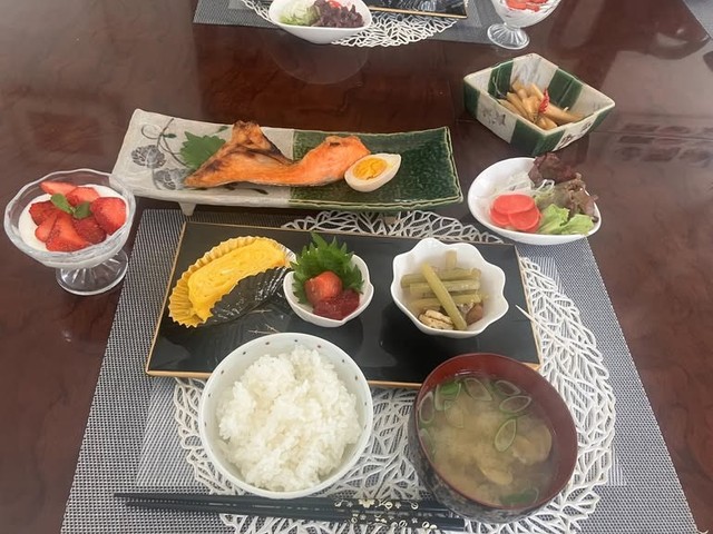 旬の食材を使った和食も並ぶ実家の食卓／実家ご飯｜70代母の丁寧な暮らしさん（@tcehriaru）提供