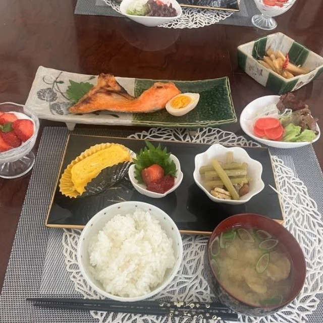 旬の食材を使った和食も並ぶ実家の食卓／実家ご飯｜70代母の丁寧な暮らしさん（@tcehriaru）提供
