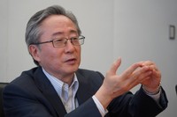 インタビューに応じる小林慶一郎・慶応大教授