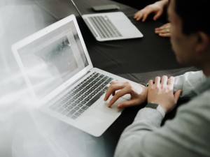 他の恋なら忘れられるのに、職場恋愛後の未練は職場にいる限り続く