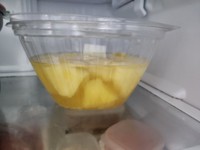 食べきれず冷蔵庫で保存したパインとお酒／おにんにんでしたさん（@kouteininnjinn）提供