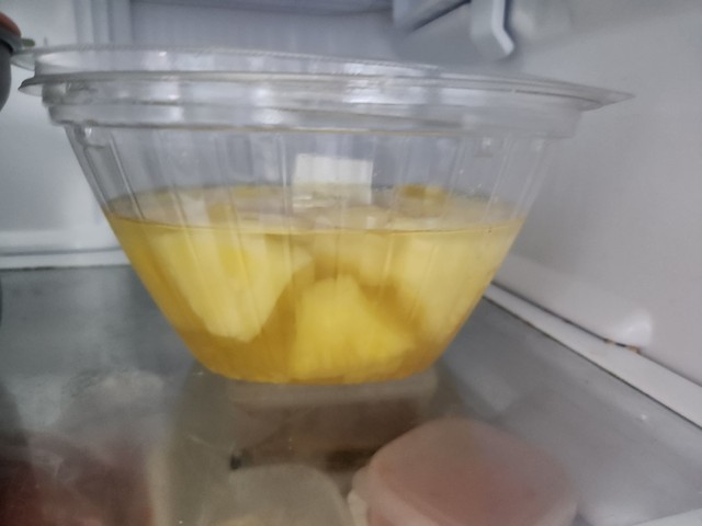 食べきれず冷蔵庫で保存したパインとお酒／おにんにんでしたさん（@kouteininnjinn）提供