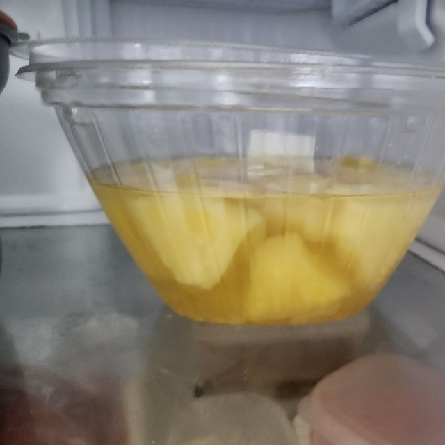 食べきれず冷蔵庫で保存したパインとお酒／おにんにんでしたさん（@kouteininnjinn）提供