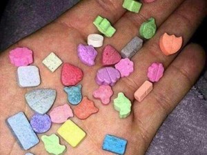 ベトナムの子どもたちにも忍び寄る　お菓子の姿をした麻薬