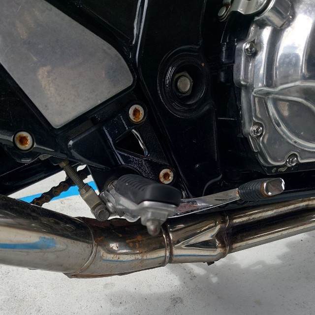 久しぶりに駐輪場にきたら、バイクの下にパチンコ玉があったという（マツバさん提供）