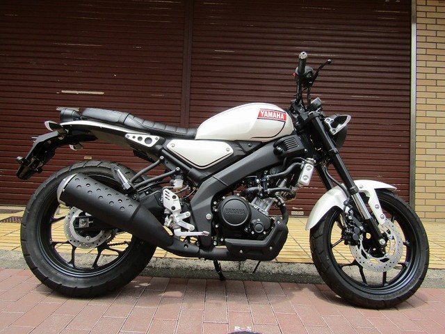 マフラーもアフターパーツに交換するとカッコ良いかも