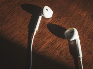 イヤホンを片方貸した彼の顔が近すぎる。令和には経験できない思い出