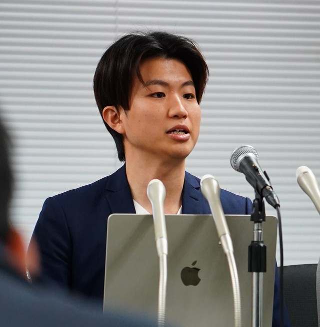 会見で公約を語る奥村光貴代表