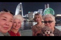 横浜の夜景を背に顔を寄せる4人／島崎真代さん（@masayoshimazaki）提供