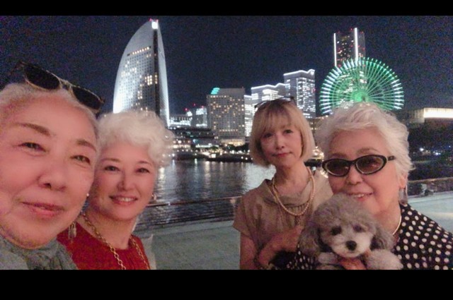 横浜の夜景を背に顔を寄せる4人／島崎真代さん（@masayoshimazaki）提供