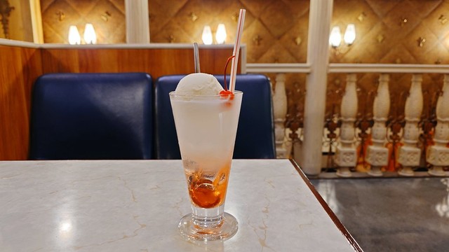 西本さんおススメのメニュー「ピンソ」。ピンク色のソーダでピーチ味。創業からのオリジナルメニューだそう（株式会社またたび研究所提供）