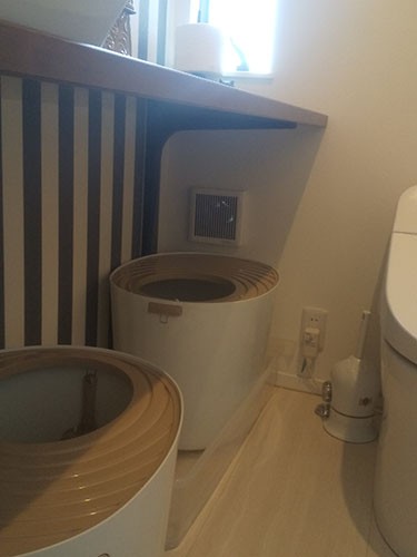 我が家のトイレ（１階）。人間トイレに流して処理する砂を使っているので、猫と一緒。猫トイレの高さに、常時換気の換気扇も取り付けました。