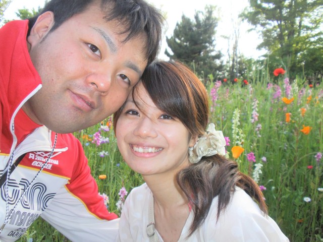 【ビフォー写真】当時110Kgあったというまささんと奥さんが花畑でツーショット。以降17年間ラブラブの生活が始まる  画像提供：まささん