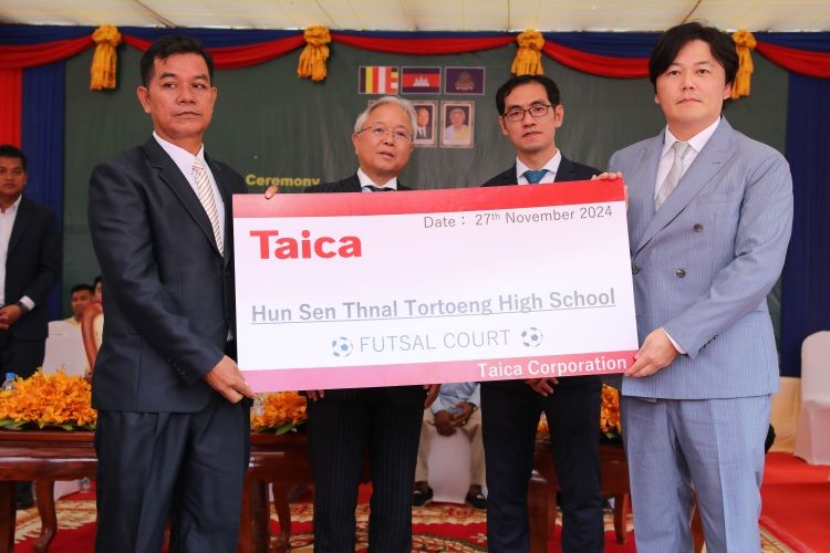 カンボジアで現地の中学と高校にフットサルコートを寄贈した＝鈴木氏提供