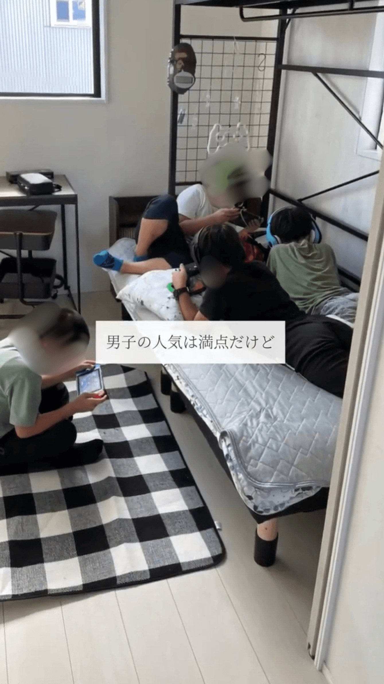 友達とゲームを楽しむ様子／ちょびろぐさん（@chobiloghome）提供