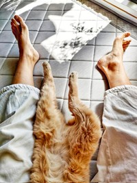 一緒にゴロン…強い絆で結ばれたボアくんと飼い主さん（画像提供：sachiさん）