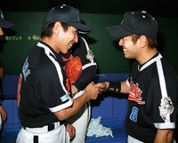 磯部公一（右）と握手を交わす髙村祐投手＝2001年6月撮影