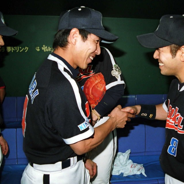 磯部公一（右）と握手を交わす髙村祐投手＝2001年6月撮影