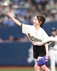 始球式を務めたライバーのすず＝京セラドーム大阪