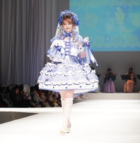 ランウエーを歩くエラ・フレイア＝ヒカリエホール（撮影・高石航平）