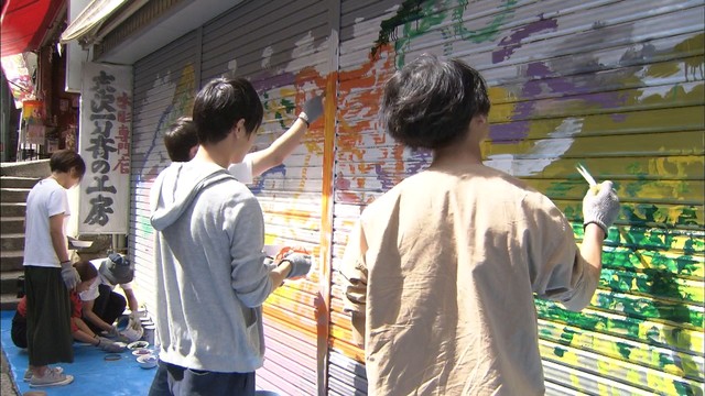 “こんぴらさん”の参道に新たなアート　みんなで描くキャンバスは「シャッター」　香川・琴平町　