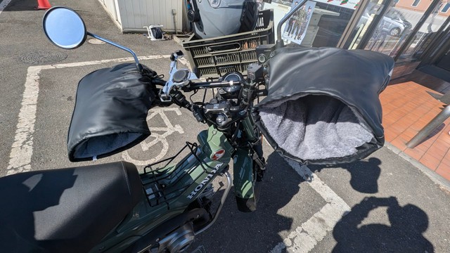 大型ハンドルカバーを装着した愛車カブ。冬仕様の実用重視スタイル／加齢た声さん（@karetakoe）提供
