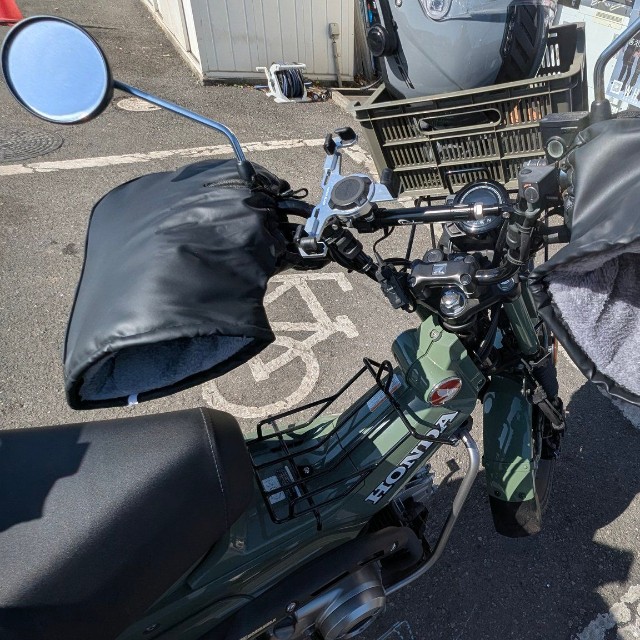 大型ハンドルカバーを装着した愛車カブ。冬仕様の実用重視スタイル／加齢た声さん（@karetakoe）提供