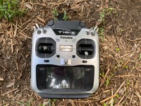 これが送信機（コントローラー、プロポ）です。左右のスティックを操作してヘリコプターを操縦します