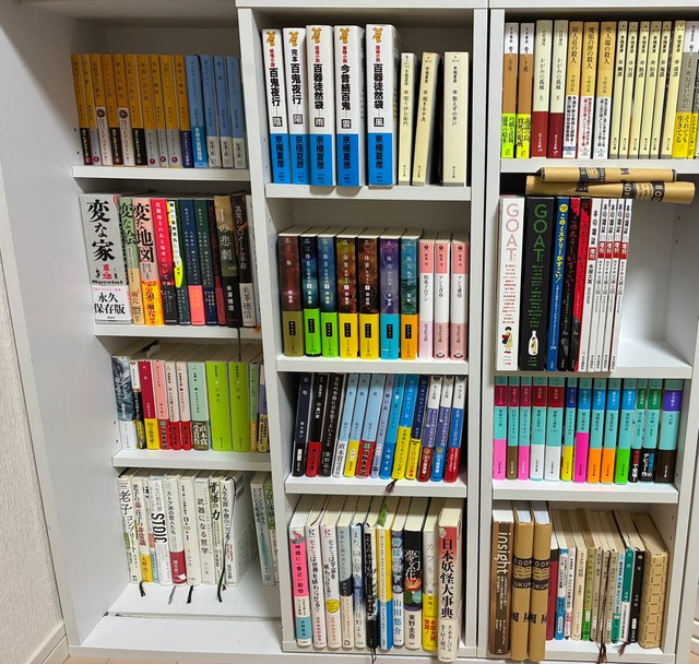 未読の積読本がずらり（ヤマトさんXより）