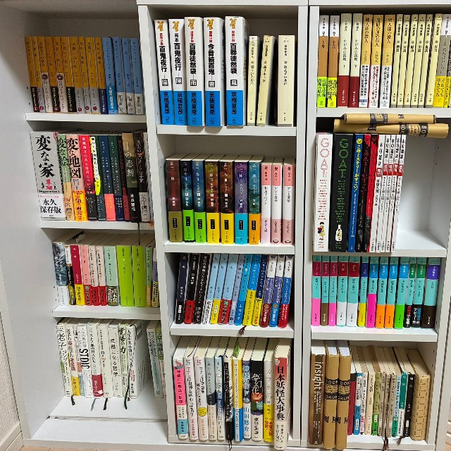 未読の積読本がずらり（ヤマトさんXより）