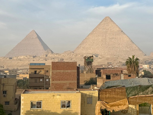 宿泊先の窓からはピラミッドを見ることができた／ジェットコースター男さん（@jetcoasterotoko）提供