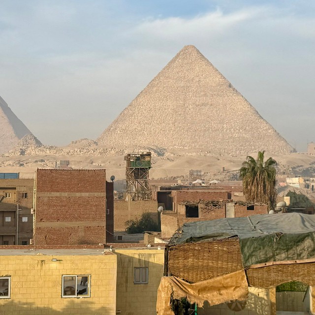 宿泊先の窓からはピラミッドを見ることができた／ジェットコースター男さん（@jetcoasterotoko）提供
