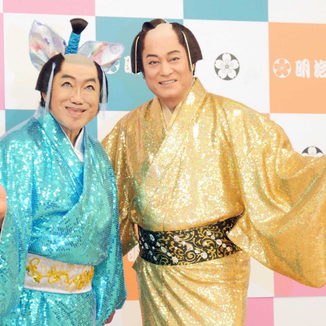 コロッケ（左）と松平健＝2026年