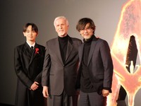 舞台あいさつした（左から）宮世琉弥、ジェームズ・キャメロン監督、山崎貴監督