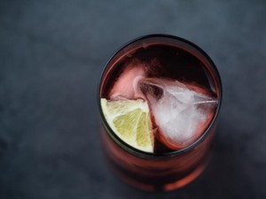 彼といた夏、いつも頼んでいた赤い色のサワーの味が思い出せない