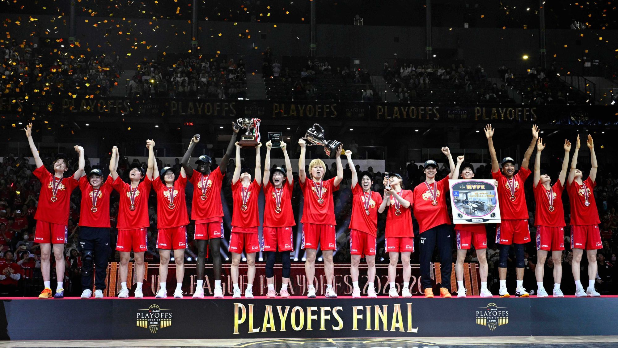 初優勝を果たし喜ぶデンソーの選手たち=4月