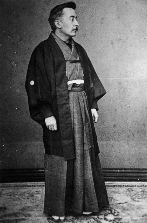 松江で仕立てさせた羽織袴を身につけたハーン。この姿で正月の挨拶回りをした。（本書より）