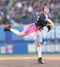 セレモニアルピッチで投げるAKB48・佐藤綺星＝ZOZOマリンスタジアム