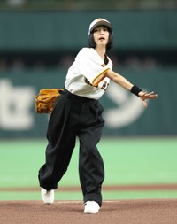 ファーストピッチセレモニーを務めたMUGUMI＝東京ドーム