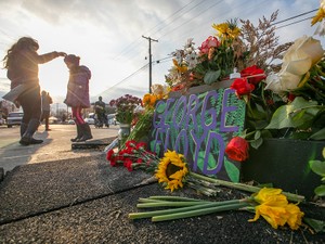 全米が「目撃」したあの事件から1年　ジョージ・フロイドさんの現場にようやく立った