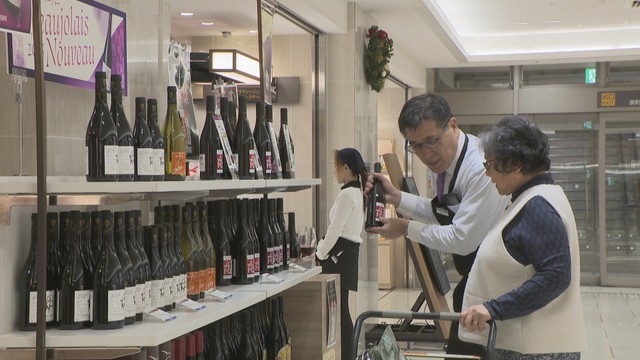 「ボージョレ・ヌーボー」が天満屋岡山店の店頭に　岡山・北区表町
